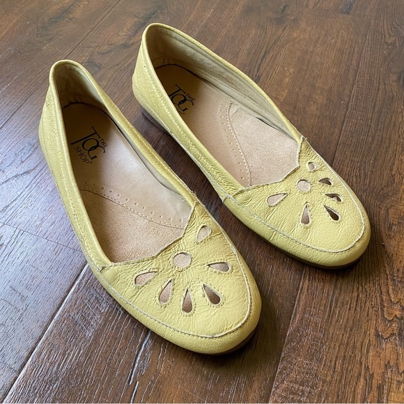 Tog Shop Women's Pastel Buttery Yellow Leather Loafers SZ 9.5 - Picture 1 of 13